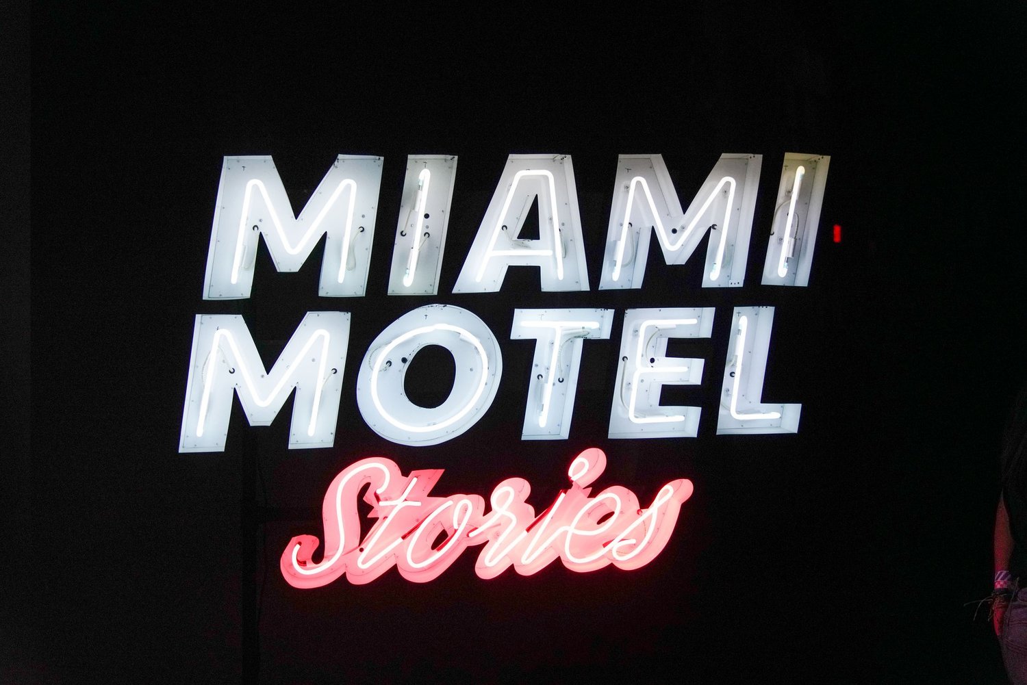 miami-motel-stories-neon-sign-img